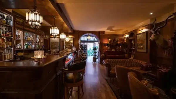 Un club en un edificio histórico de Roma sirve cócteles y hace tatuajes