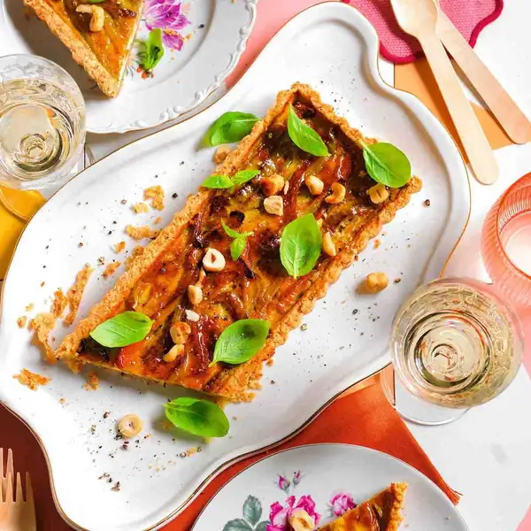 Pastel salado con pimientos verdes y avellanas
