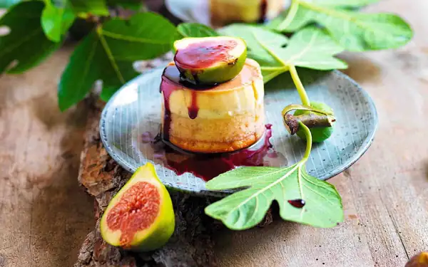 Tarts with fig crème caramel