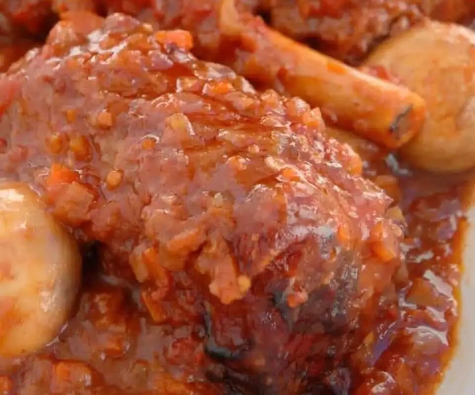 Piernas de cordero estofadas con champiñones