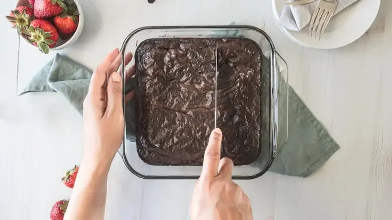 El truco fácil para cortar brownies sin que se peguen