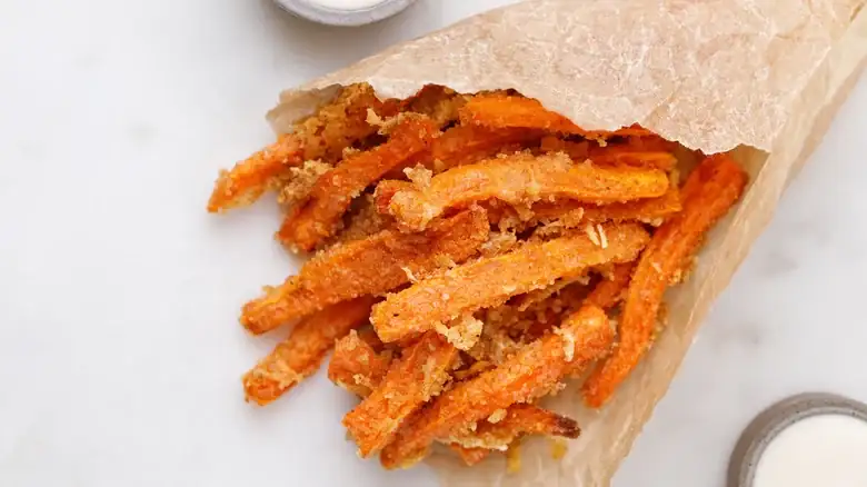 La clave para hacer papas fritas de zanahoria realmente crujientes