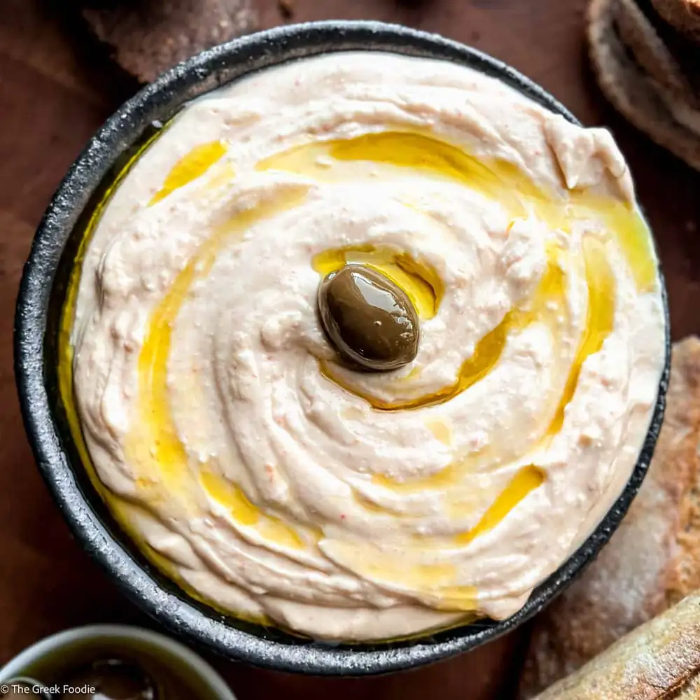 Salsa de queso feta batida — Tirokafteri (salsa de queso feta griega picante)