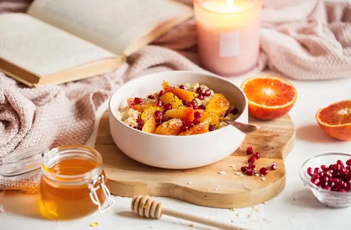 Gachas de avena ricas en vitaminas con naranja sanguina y granada