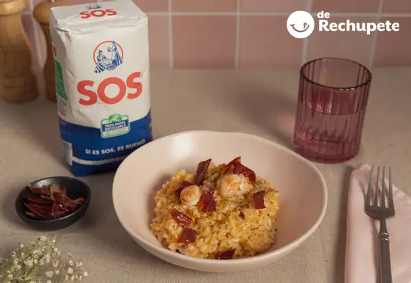 Rice with scallops and crispy Iberian ham. A recipe to surprise your partner or friends at Christmas