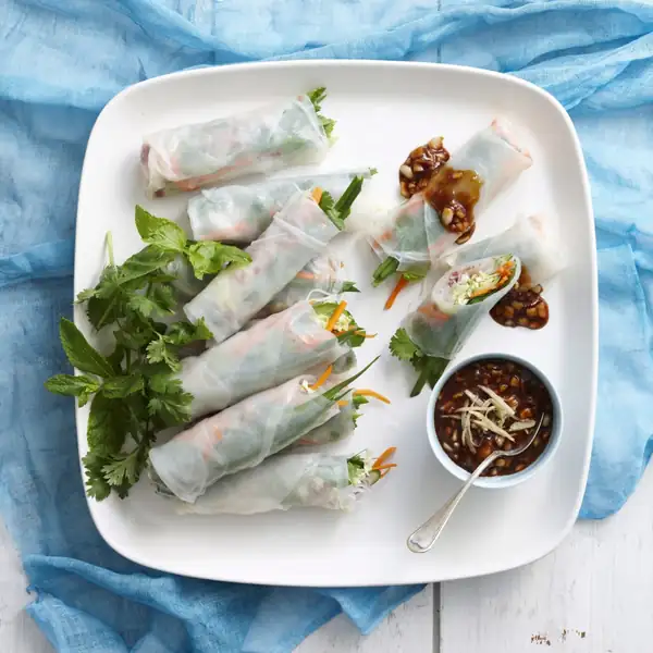 How to make Vietnamese rice paper rolls