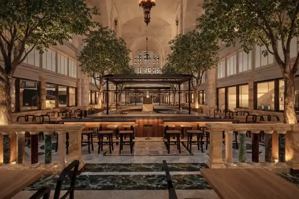 La histórica Torre del Reloj de Brooklyn, de 156 metros de altura, está siendo revitalizada como un enorme destino culinario de clase mundial, con cocinas abiertas que ofrecen espectáculos, bares de aperitivos y espacios gastronómicos ocultos