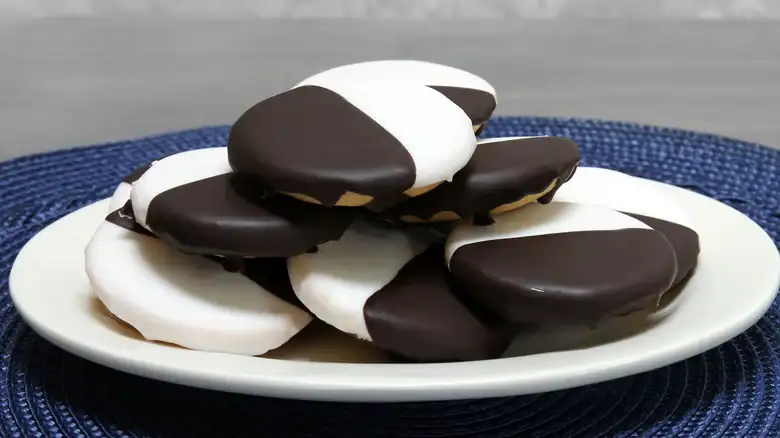 ¿Cuál es la diferencia entre las galletas blancas, negras y las de media luna?