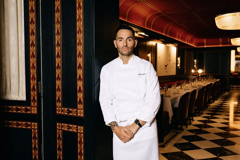 Dónde comen los chefs: Mario Carbone viaja por el mundo para visitar estos cinco restaurantes, y uno de ellos es tan bueno que llega 90 minutos antes.
