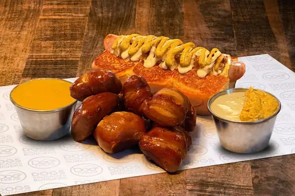 Dog Haus ofrece una experiencia Oktoberfest con la tabla de aperitivos Prost y concursos de resistencia con jarras de cerveza