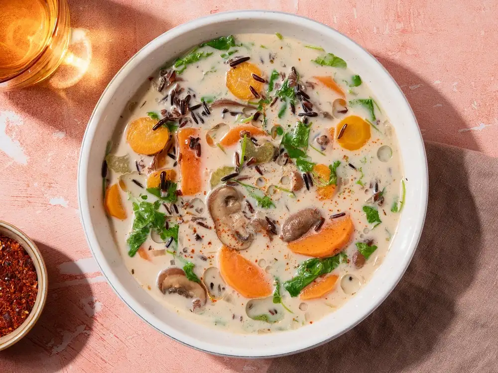 Sopa reconfortante de arroz salvaje con batata y champiñones
