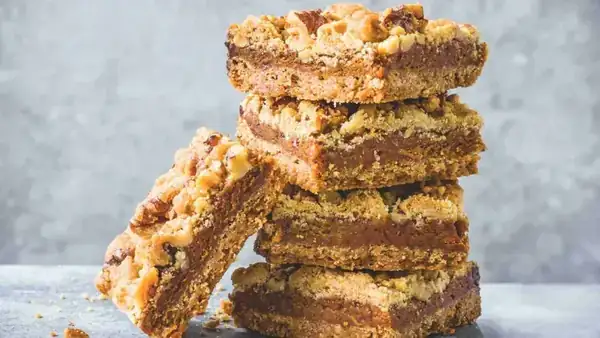 Slices with salted honey caramel and nuts
