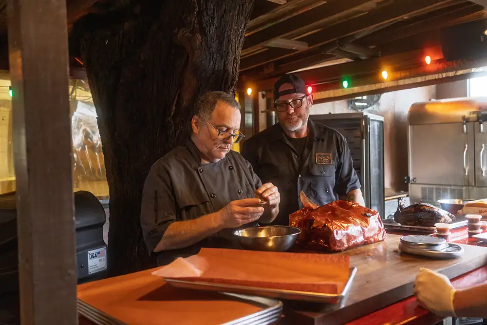 Salty Sow and Waylon J's: an alliance between a restaurant and a barbecue smoker