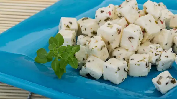 Fresh marinated mozzarella with a spicy touch