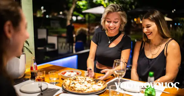 Lisa: El pizzero de Fokionos Negri prepara una de las pizzas más bonitas de Atenas