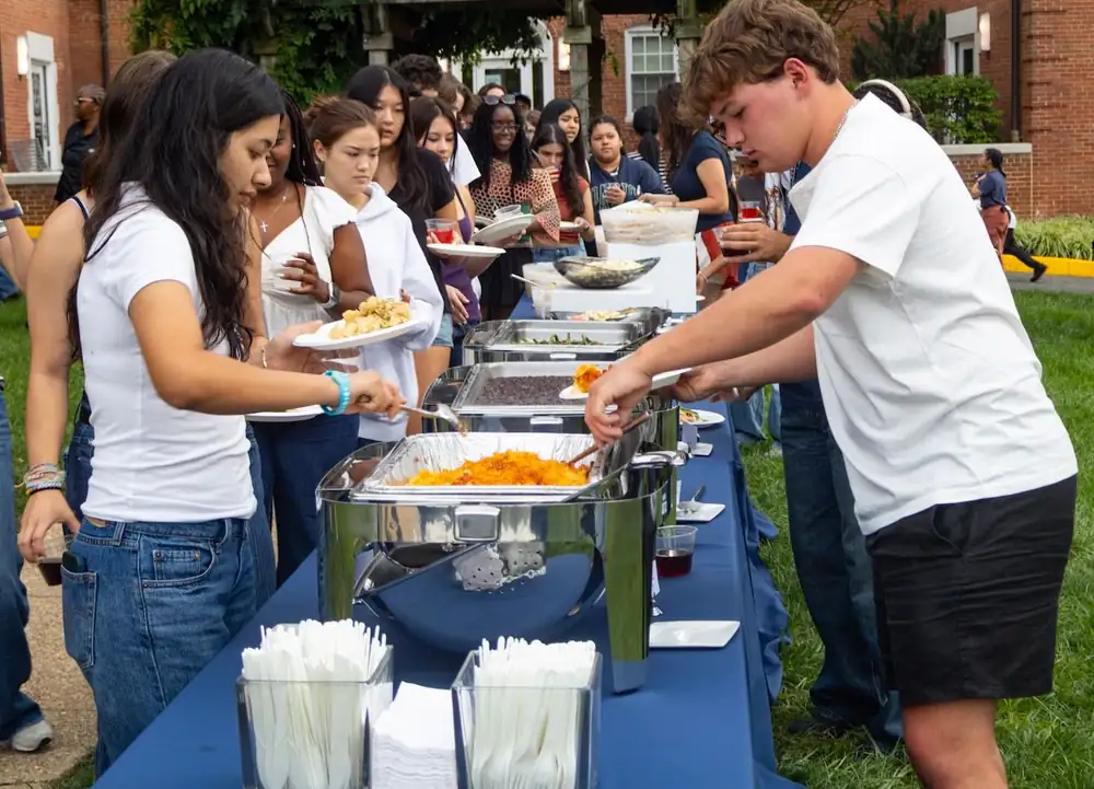 Los programas de comedor universitario organizan semanas de bienvenida centradas en la comida para el regreso de los estudiantes al campus