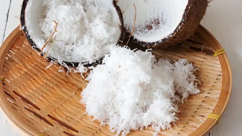 Copos de coco vs. coco rallado: cómo elegir entre ambos