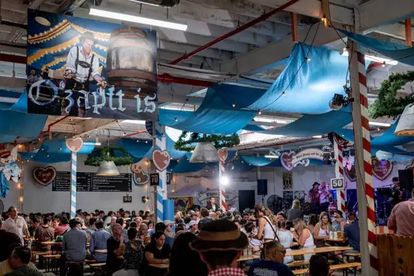 El barrio neoyorquino conocido como “Little Poland” cambia los pierogi por pretzels este otoño, ya que un enorme salón de cerveza al estilo Oktoberfest se apodera del paseo marítimo