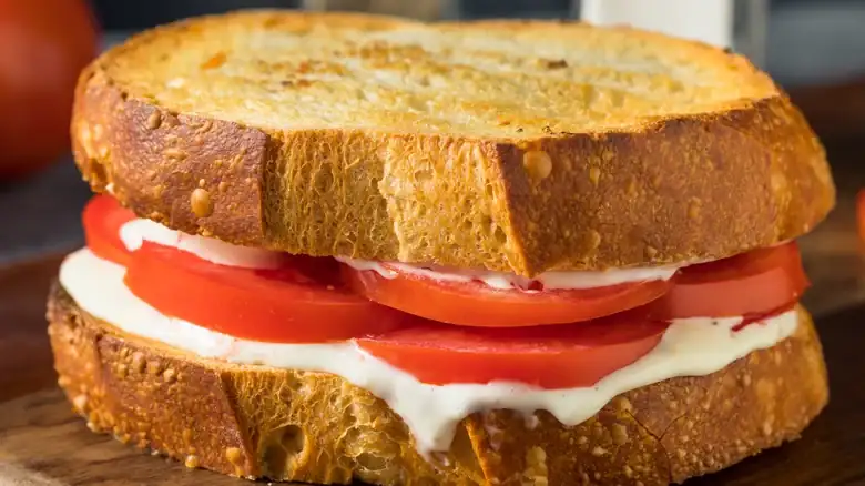 La vibrante crema para untar que realza los sándwiches de tomate