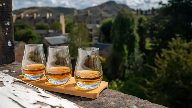 Whisky irlandés vs. whisky escocés: ¿Cuál es la diferencia?