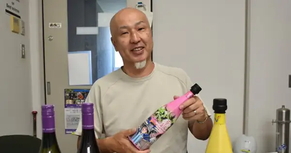 Investigadores japoneses prueban botellas de vino de papel y plástico como alternativa más ecológica al vidrio