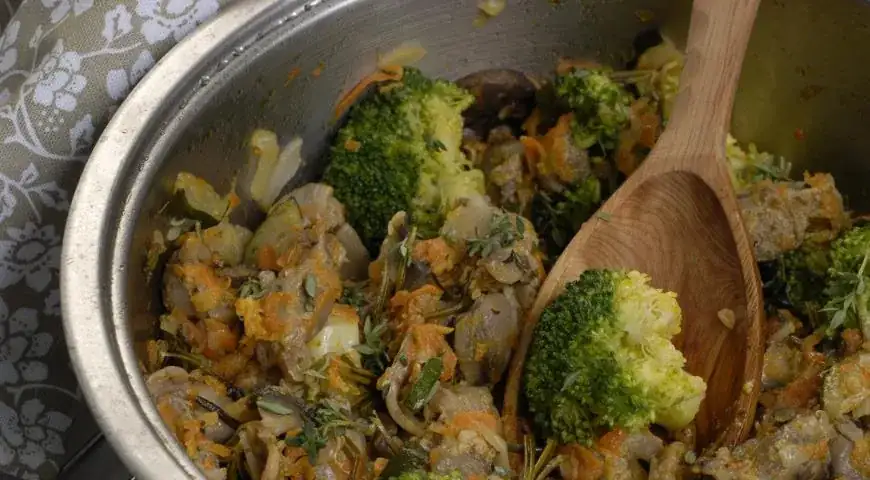 Chicken gizzards with vegetables and mushrooms