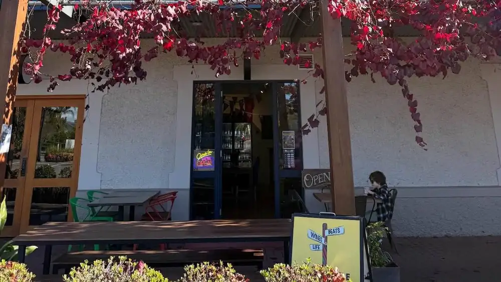 Tras el cierre de varios negocios vecinos, este bar de vinos de Barossa está encontrando nuevas maneras de mantener la tradición de pasarlo bien