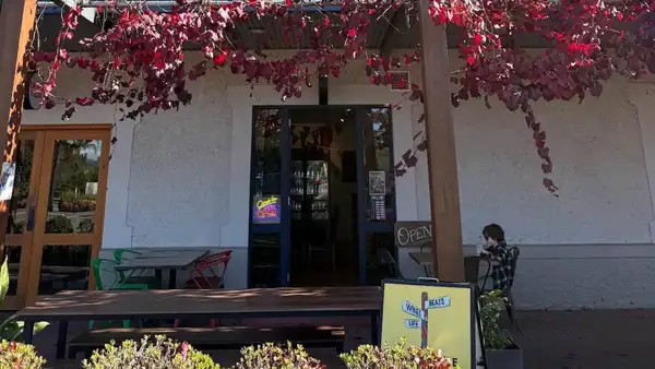 Tras el cierre de varios negocios vecinos, este bar de vinos de Barossa está encontrando nuevas maneras de mantener la tradición de pasarlo bien