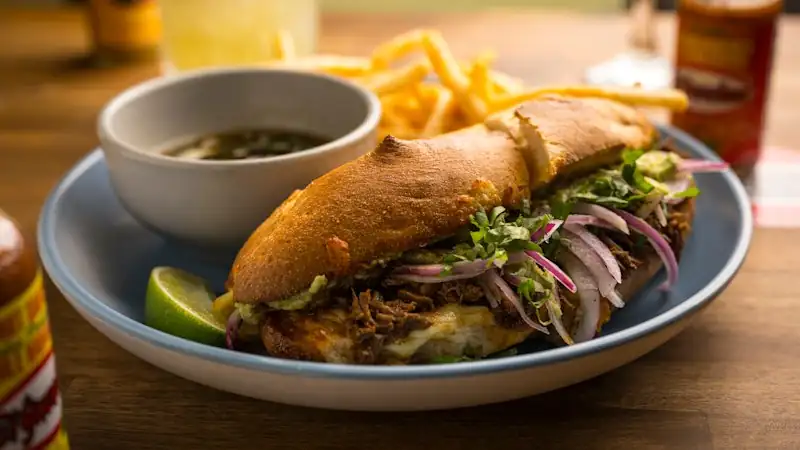 El ambiente de pub de Melbourne se fusiona con la gastronomía mexicana en un animado restaurante del oeste de la ciudad, listo para el verano