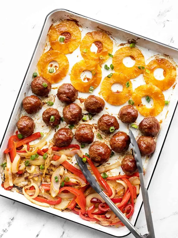 Albóndigas a la barbacoa en bandeja para hornear - Ideales para preparar comidas con antelación.