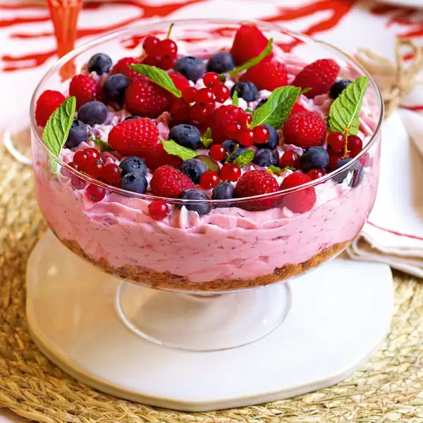 Berry mousse with cranberry crumble