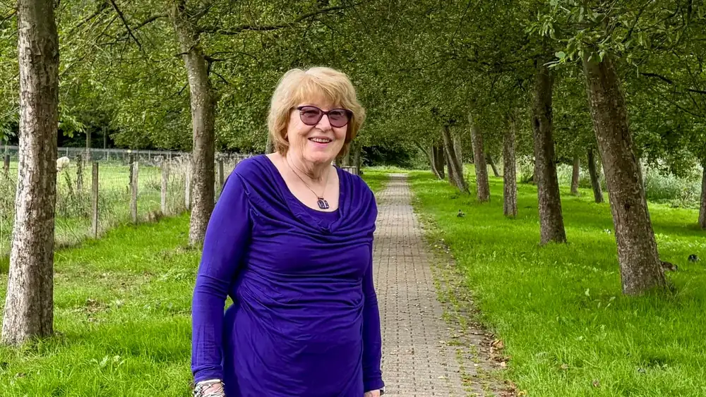 «Les resulta emocionante cuando una manzana se convierte de repente en zumo» | Guda (76) enseña a niños de Almere a descubrir la naturaleza