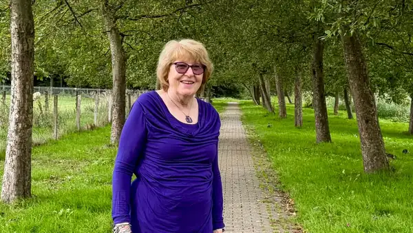 «Les resulta emocionante cuando una manzana se convierte de repente en zumo» | Guda (76) enseña a niños de Almere a descubrir la naturaleza