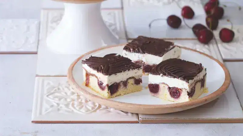 Danube waves with mascarpone and cottage cheese filling