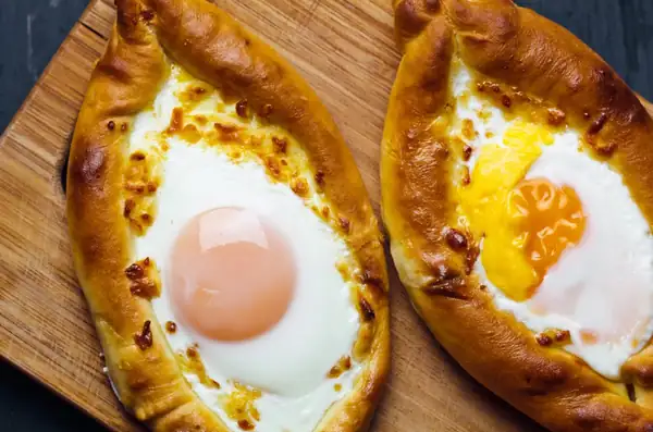 ¿Cómo preparar khachapuri de Adjara? Un mal cálculo del tiempo arruinará el centro cremoso