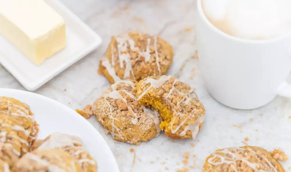Galletas veganas de calabaza y especias de café con glaseado de vainilla