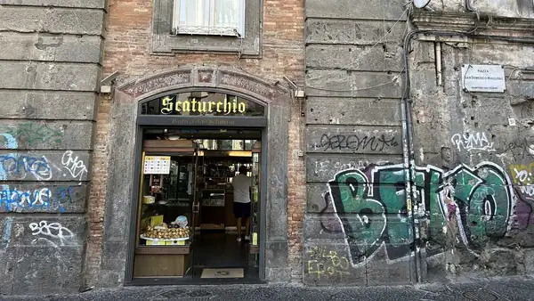 Scaturchio, la histórica pastelería de Nápoles, en la Piazza San Domenico