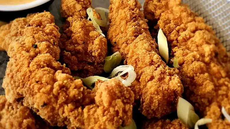 El condimento que debes añadir al empanar el pollo frito