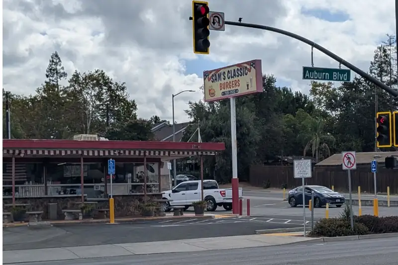 Este puesto de hamburguesas retro transporta a sus clientes a un viaje en el tiempo