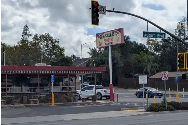 Este puesto de hamburguesas retro transporta a sus clientes a un viaje en el tiempo