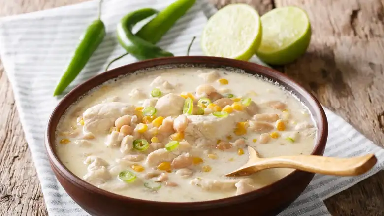 ¿Qué le da su color al chile blanco?
