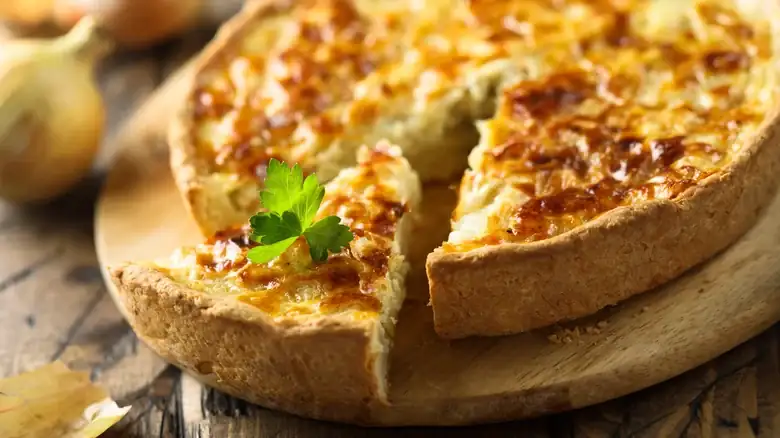 Por qué el tocino es un ingrediente esencial en la quiche Lorraine