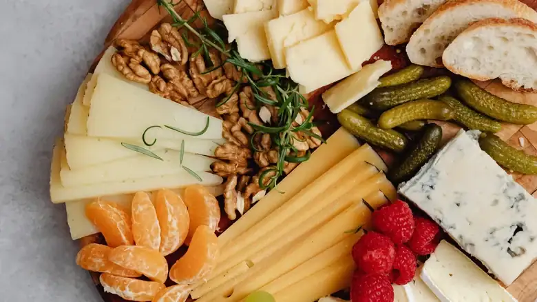 ¿Cuánto queso se necesita por persona para una tabla de quesos?