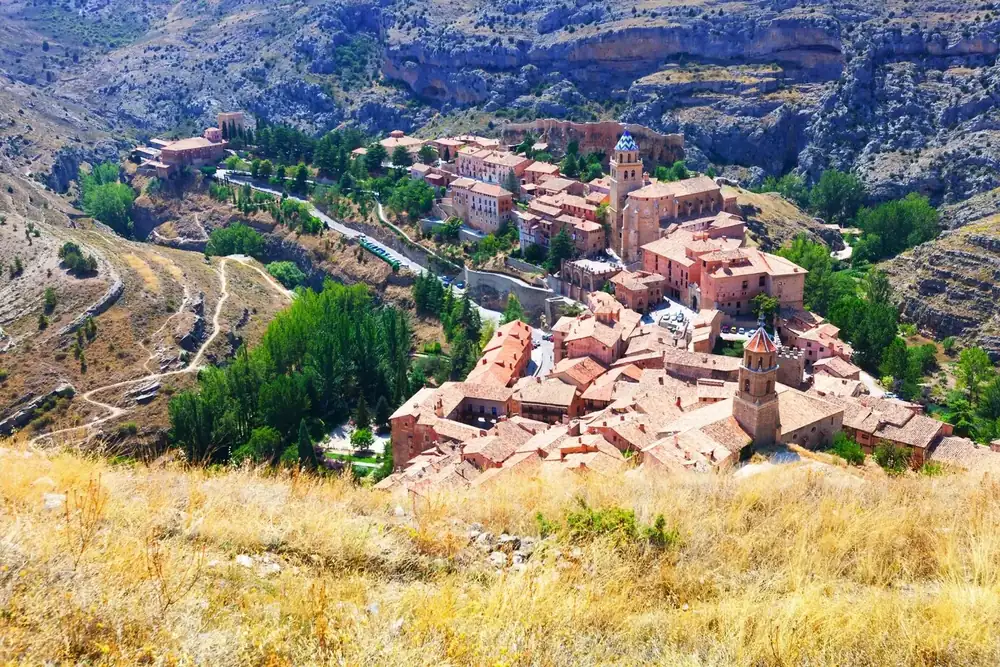 Laguardia: el pueblo medieval que guarda el secreto de un vino subterráneo