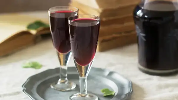 What flavor is crème de cassis?