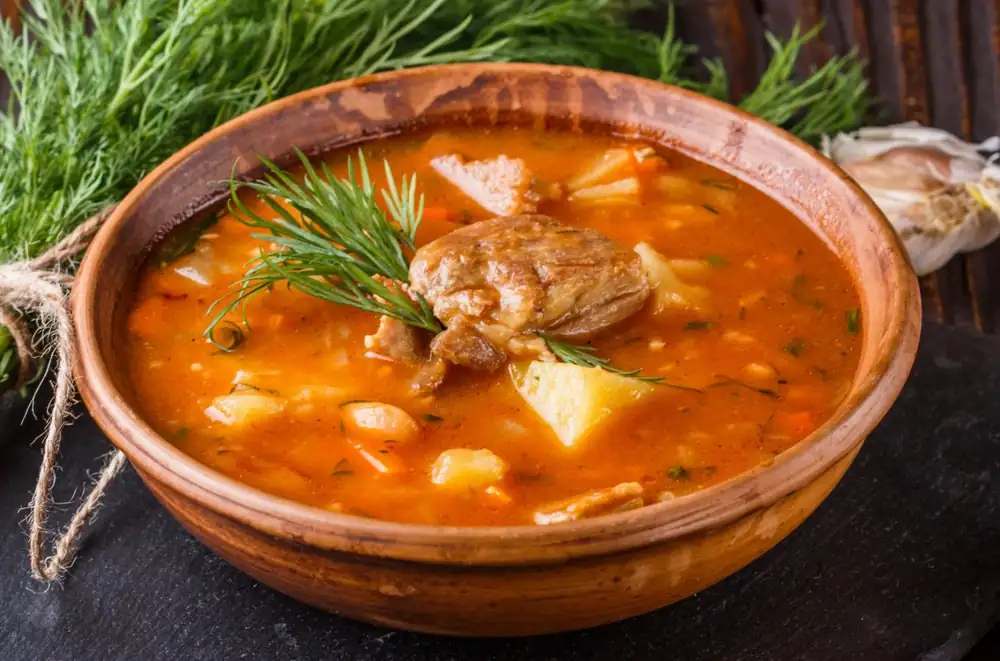 Uno de los recuerdos culinarios de la República Popular Polaca. Este robusta sopa polaca está haciendo un regreso