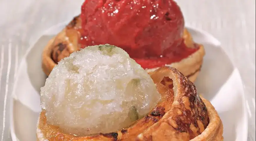 Fruit tartlets with ice cream