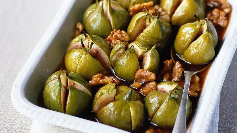 Baked figs with maple syrup, walnuts and mascarpone