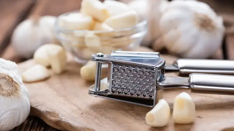 Why Garlic Presses Are Actually One Of The Worst Ways To Mince Garlic