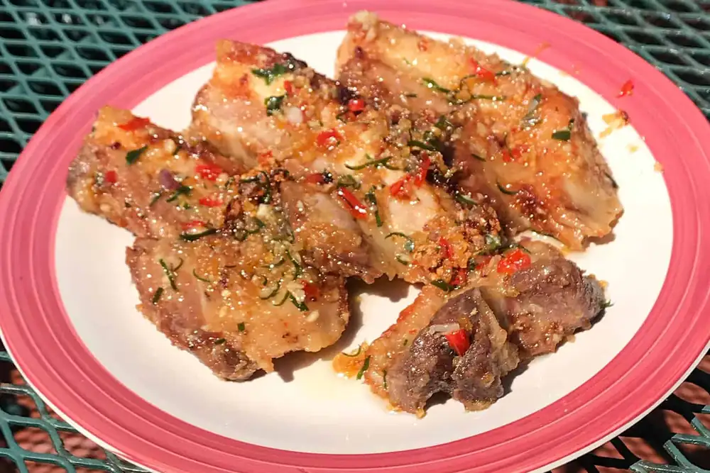 Panceta de cerdo vietnamita crujiente caramelizada con jengibre y ajo.